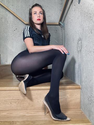 friday’s are for black opaques 💁🏻‍♀️