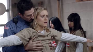 taylor schilling got groped by a jailer in orange is the new black