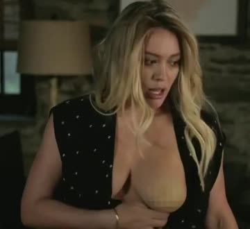 hilary duff and her boob