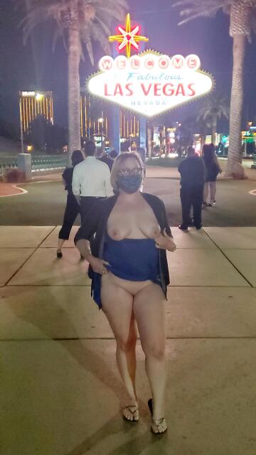 even at night the vegas sign was crowded. [f]
