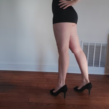 first post here. hope i fit in! little black dress ✔ black heels ✔ loooong legs ✔✔