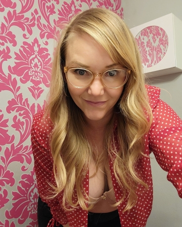 am i a hot mom in glasses? [f47]