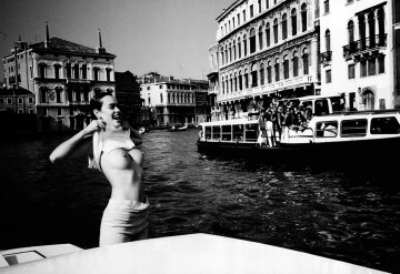 girl flashing on the grand canal | venice, italy | 1986 | ph. helmut newton