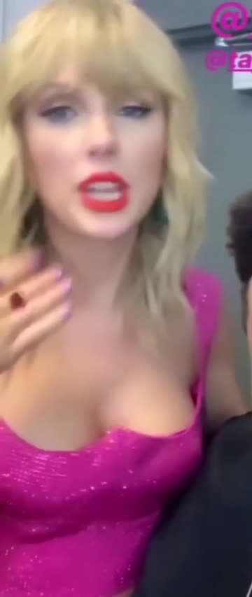taylor swift's cleavage just keeps getting better