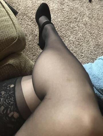 it’s been cool here the last few days. time to bring out the tights and stockings with the heels🥰🥰