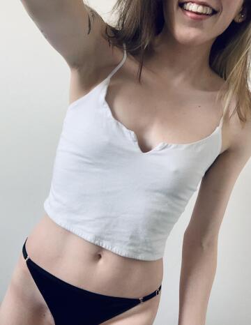 your daily dose of midriff ;)