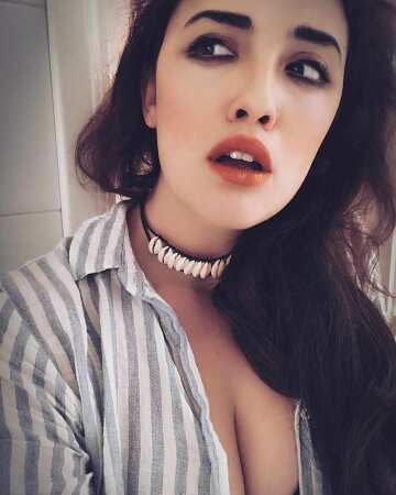 cleavage and red lips