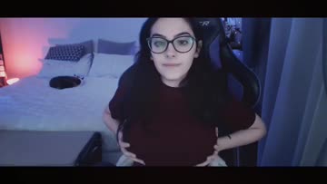 italian streamer can't keep her hands off herself