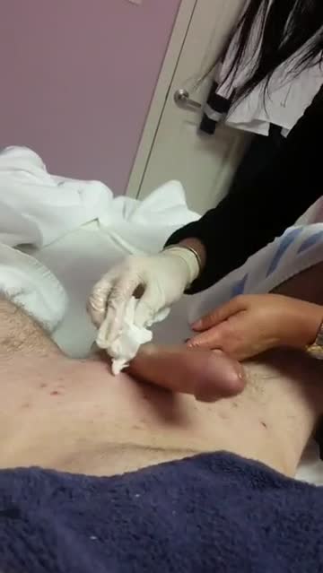 asian waxing finishes with handjob (he lasts a few strokes only)