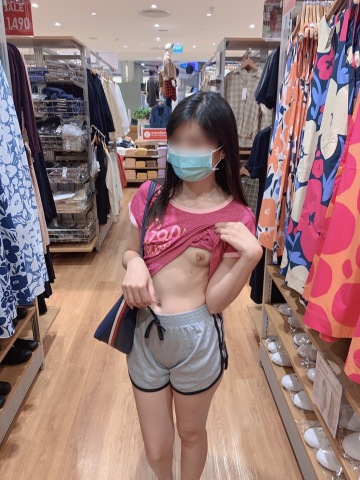 flashing my small boobs in the mall [f]