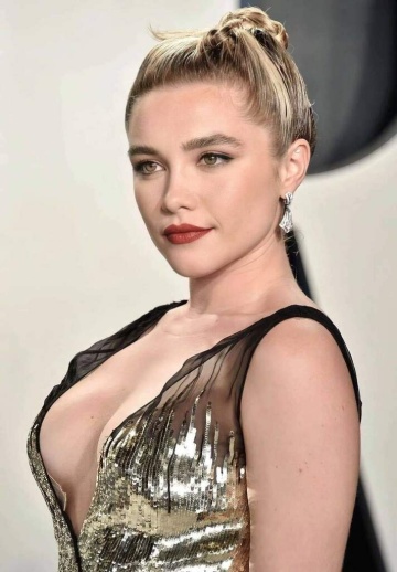 florence pugh epic cleavage