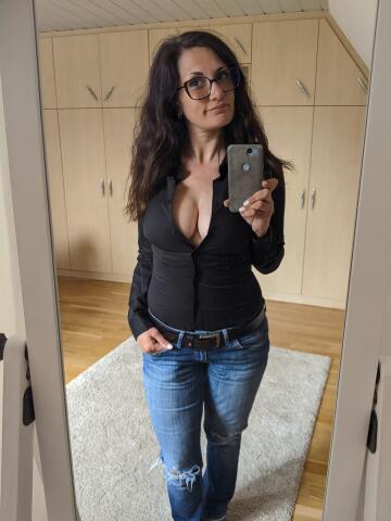 38yo cougar wife in her casual mom outfit 😏