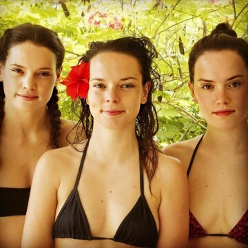 daisy ridley with her sisters