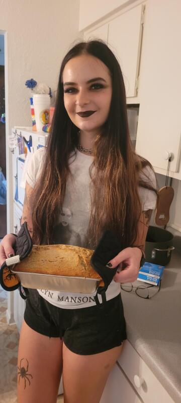 i made my roommate take this pic of me and my banana nut bread. is anyone looking for a lil goth housewife?😅