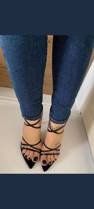 beautiful black heels and toes 🖤