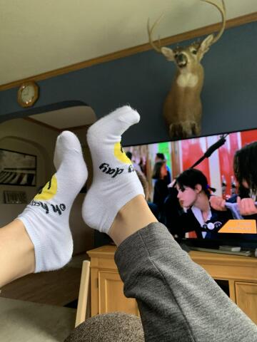 watching one of my favorite halloween movies this morning in my cute socks. 🧙🏻‍♀️ wish you were here
