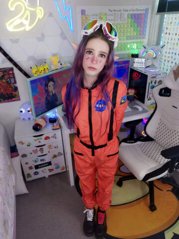 come to space with me? 👩‍🚀❤️