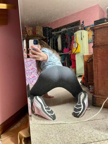 nice booty & some cute ass pink nikes? sign me up!