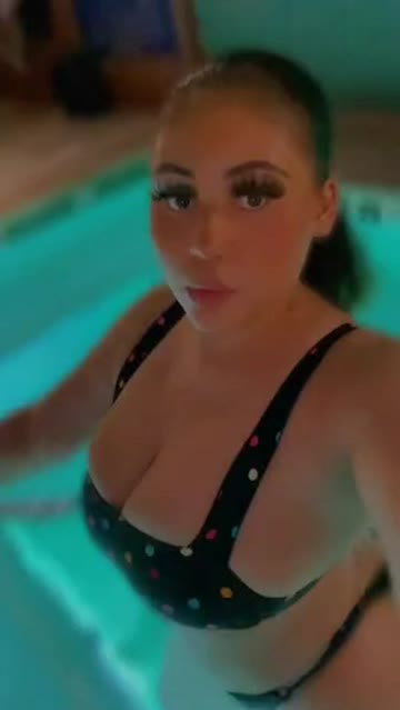 ultra thick redbone in the pool