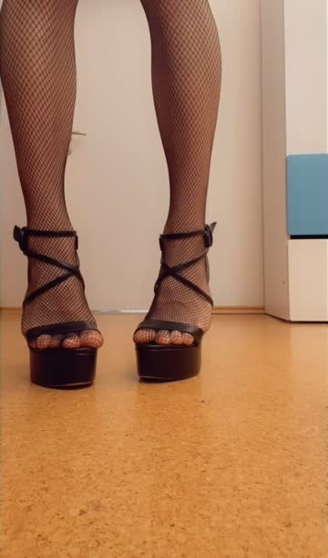 i train to walk in high heels like a good bitch 🖤