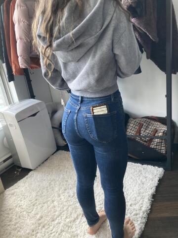 i love the sound my butt makes when it's slapped in jeans 💙