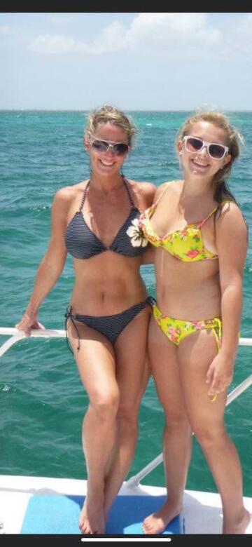 busty bikini babes 🖤💛