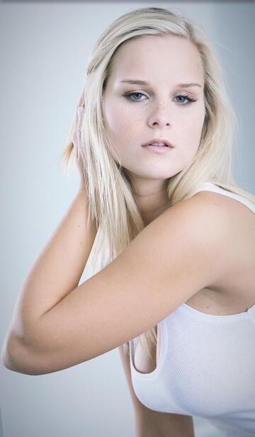 new pictures of her👱🏻‍♀️❤️👱🏻🚀