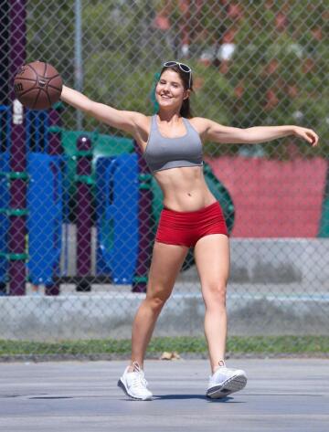 amanda cerny playing basketball.
