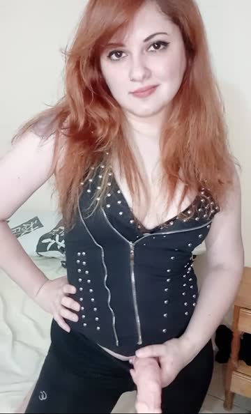 say hello to your redhead goddess 🔥👠