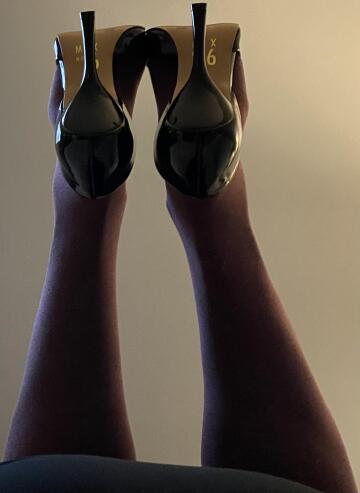 relaxing on a rainy thursday. 🖤💜