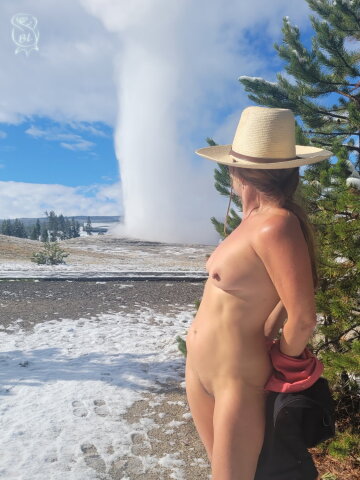 old faithful and yellowstone's most famous geyser 😄