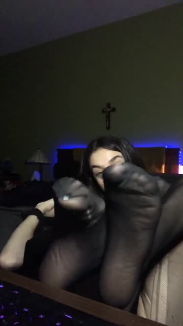 do you think my feet can make you fail no nut november? 🤍