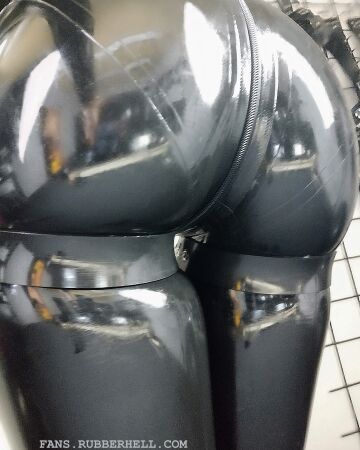 lick my shiny latex ass.. now 🤩💦💦