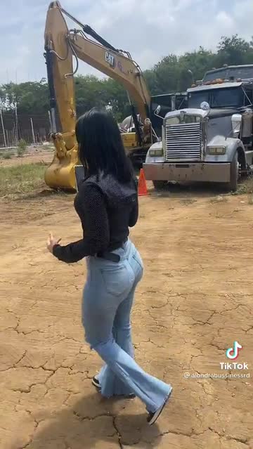 bob the builder's gf shows ass in jeans