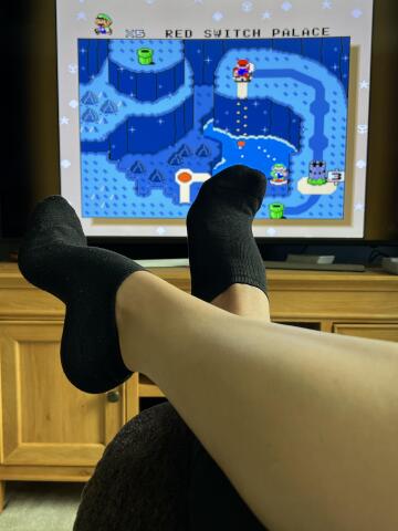 let’s play nintendo! i promise to rub my feet all over your body to distract you! 😈
