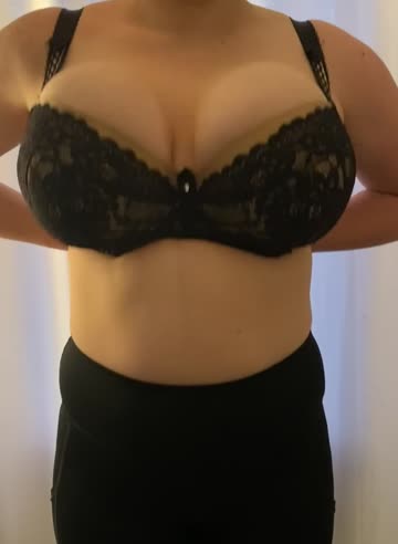 who here likes huge jiggly tits?