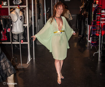 dee wearing her cb in public at boundcon 2007