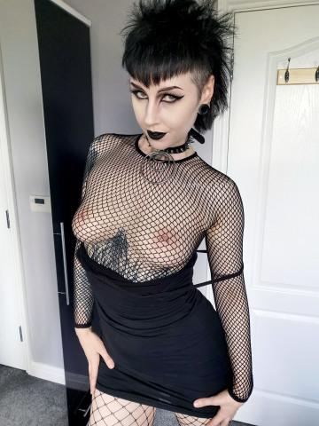 keeping it old school with some trad goth tiddies