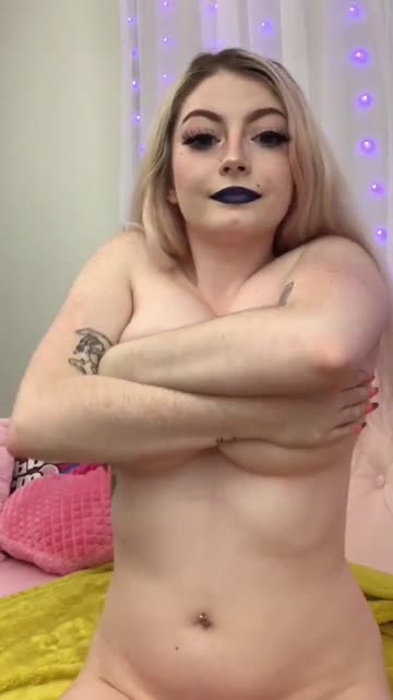 revealing my tits 🖤