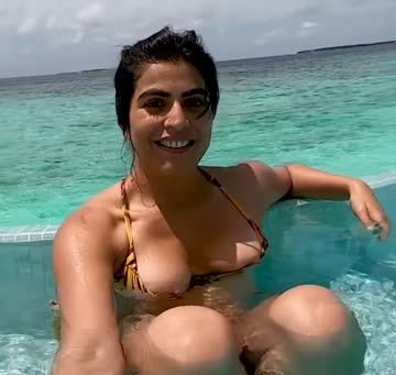 indian youtuber/vlogger shenaz treasury doesn't mind that her nipple is out