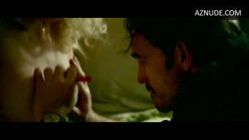 riley keough drawing on plots - the house that jack built(2018)