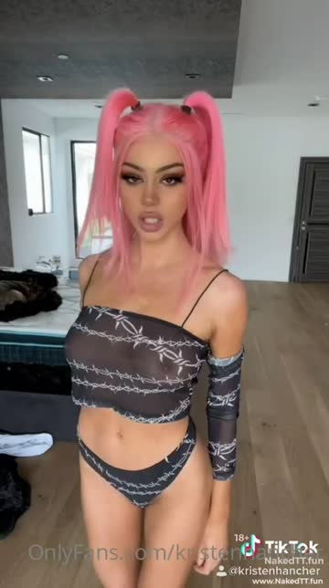 pink hair and nice tits, what else do you need?🤫