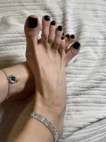 mommy wants to make a footjob with her rings on😏