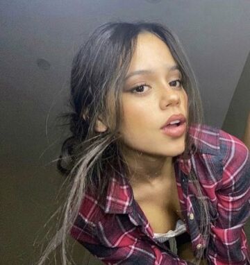 jenna ortega has such a pretty face to jerk to