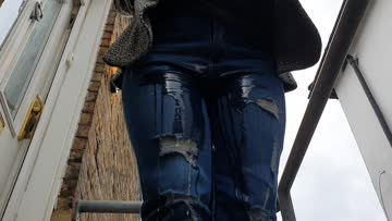 a quick pee break in my jeans 😍