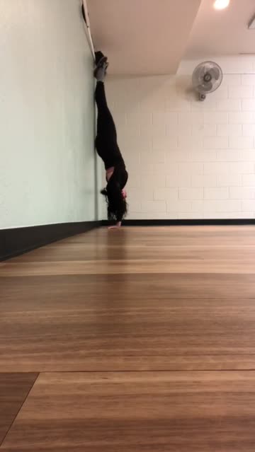 i’ve never had someone lick my pussy while i’m in a handstand but it’s never too late ;) [f] 29