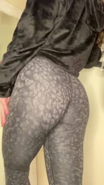 nothing feels as good as a pair of tight lululemon leggings😌