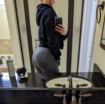 cozy sweatpantsed booty in the bathroom mirror ✨