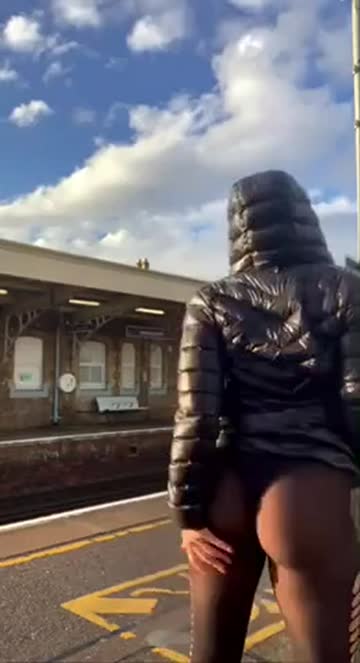 shaking sexy ass at the train station