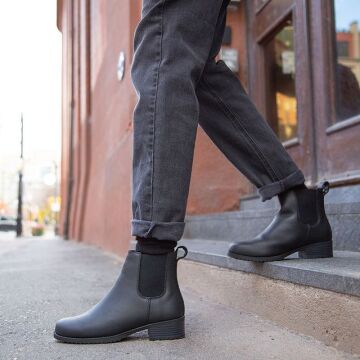 now's the perfect time to start looking for a pair of fall boots! i love chelsea boots.